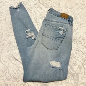 Distressed Light Blue Woman’s Jeans American Eagle